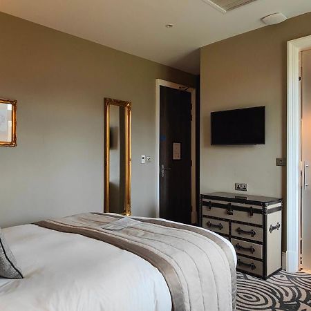 Oddfellows On The Park Cheadle  Habitación foto A room at the hotel