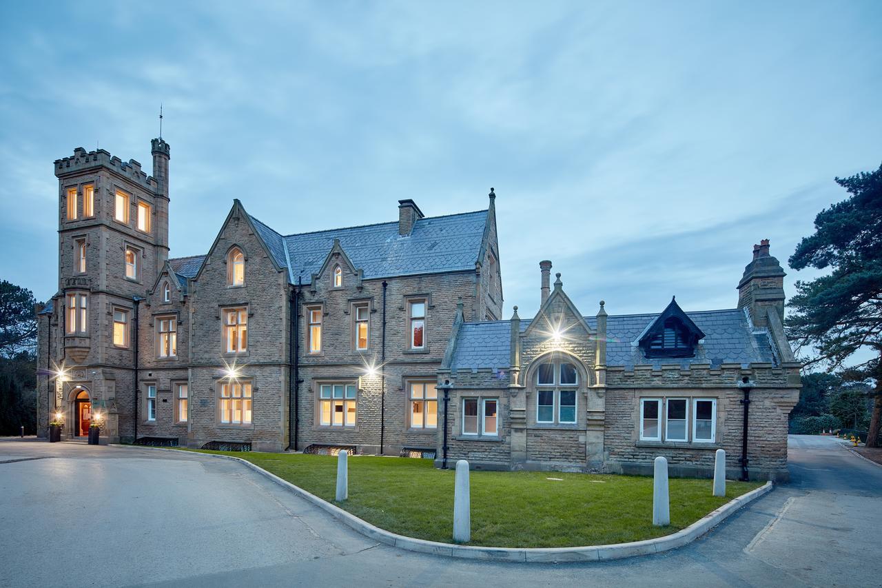 Oddfellows On The Park Cheadle  Exterior foto The former school buildings at night